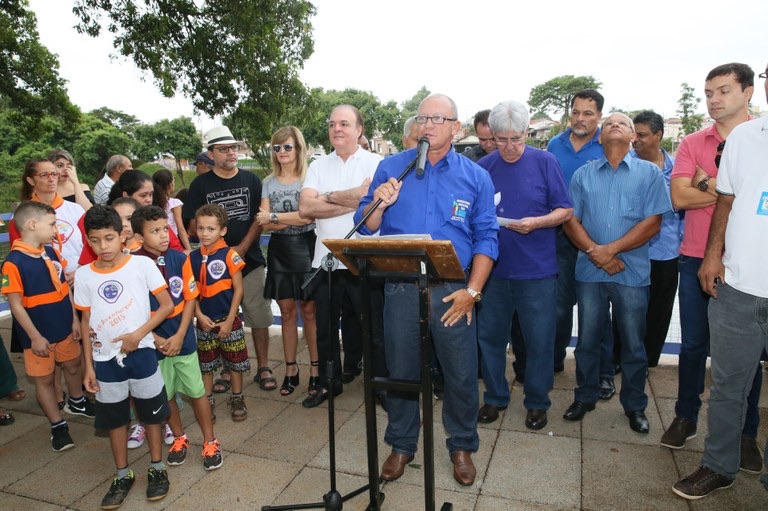 Gilberto Rezende discursando na entrega do Parque da Represa, no Luizote de Freitas