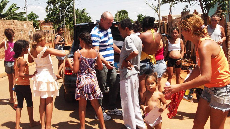 Gilberto entregando brinquedos a crianças no Natal