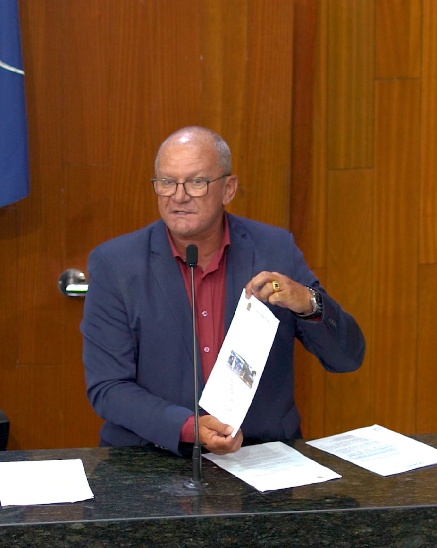Gilberto Rezende discursando na tribuna da Câmara de Uberlândia