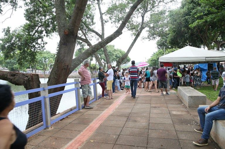 A lagoa depois: calçadão com guarda-corpo e moradores caminhando