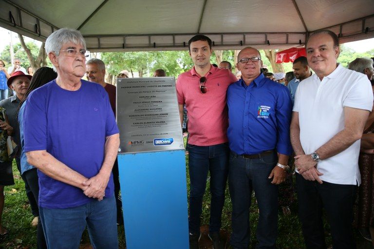 Inauguração da lagoa revitalizada, com a placa de entrega