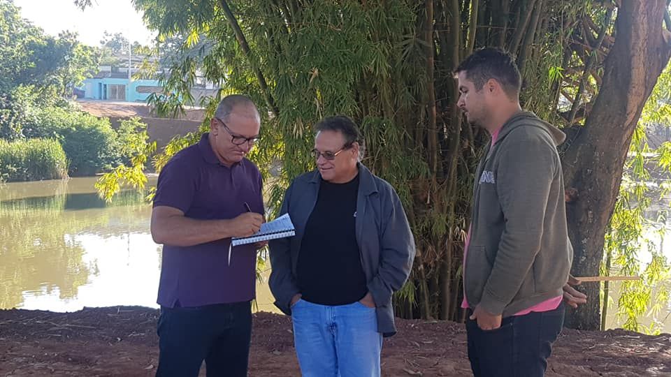 Gilberto apresentando o projeto da lagoa aos moradores