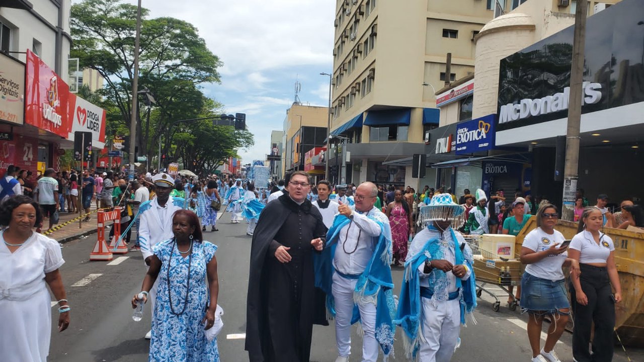 Gilberto Rezende ao lado de um padre e de capitães do Congado, em procissão religiosa em Uberlândia