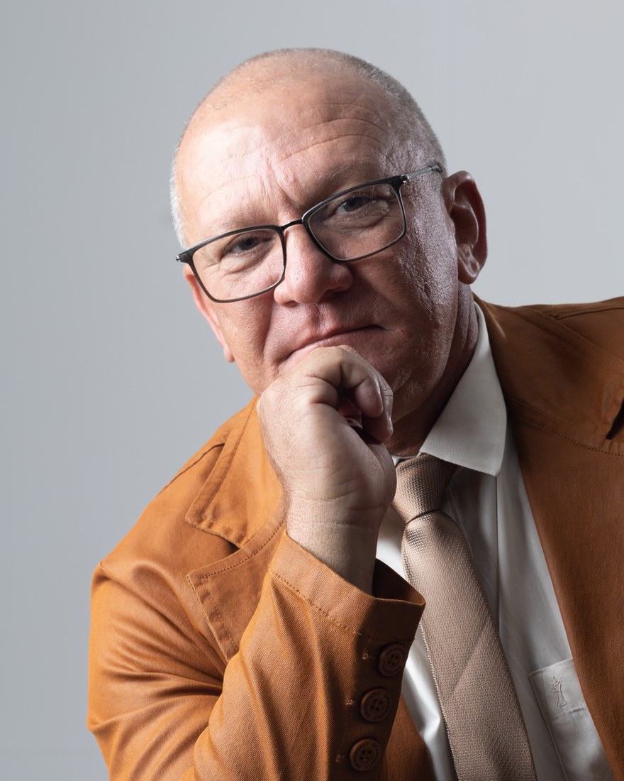 Gilberto Rezende em retrato, de blazer